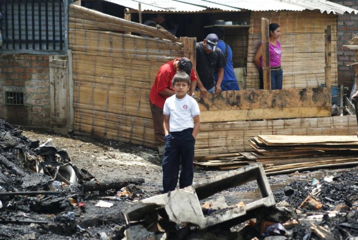 Luego de un gran incendio un barrio de invasión en Popayán quedo en cenizas.