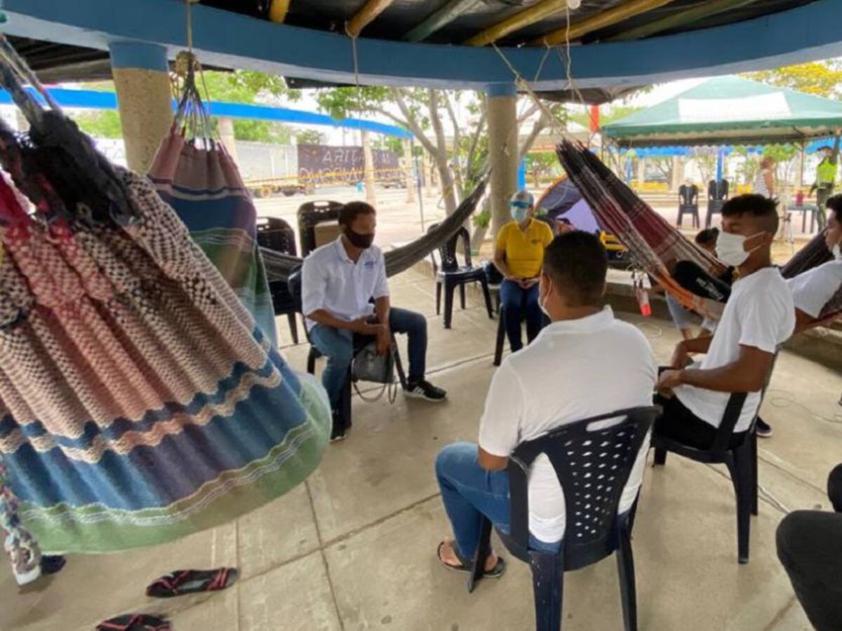 Por condiciones de salud se retiran tres de los jóvenes en huelga de hambre
