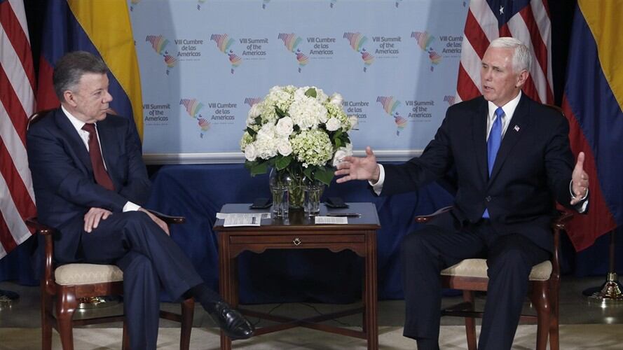 El presidente Juan Manuel Santos junto a Mike Pence. Foto: Associated Press - AP