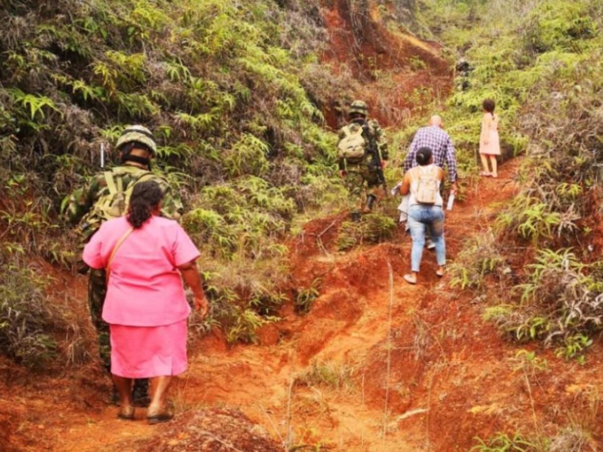Ejército en el Cauca rescata a familias amenazadas por grupos armados
