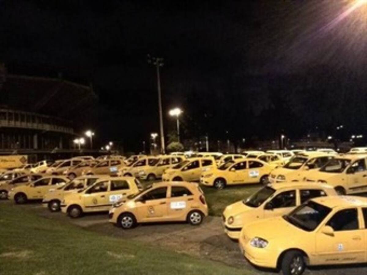 Santos firmó decreto que garantiza a taxistas acceso a seguridad social