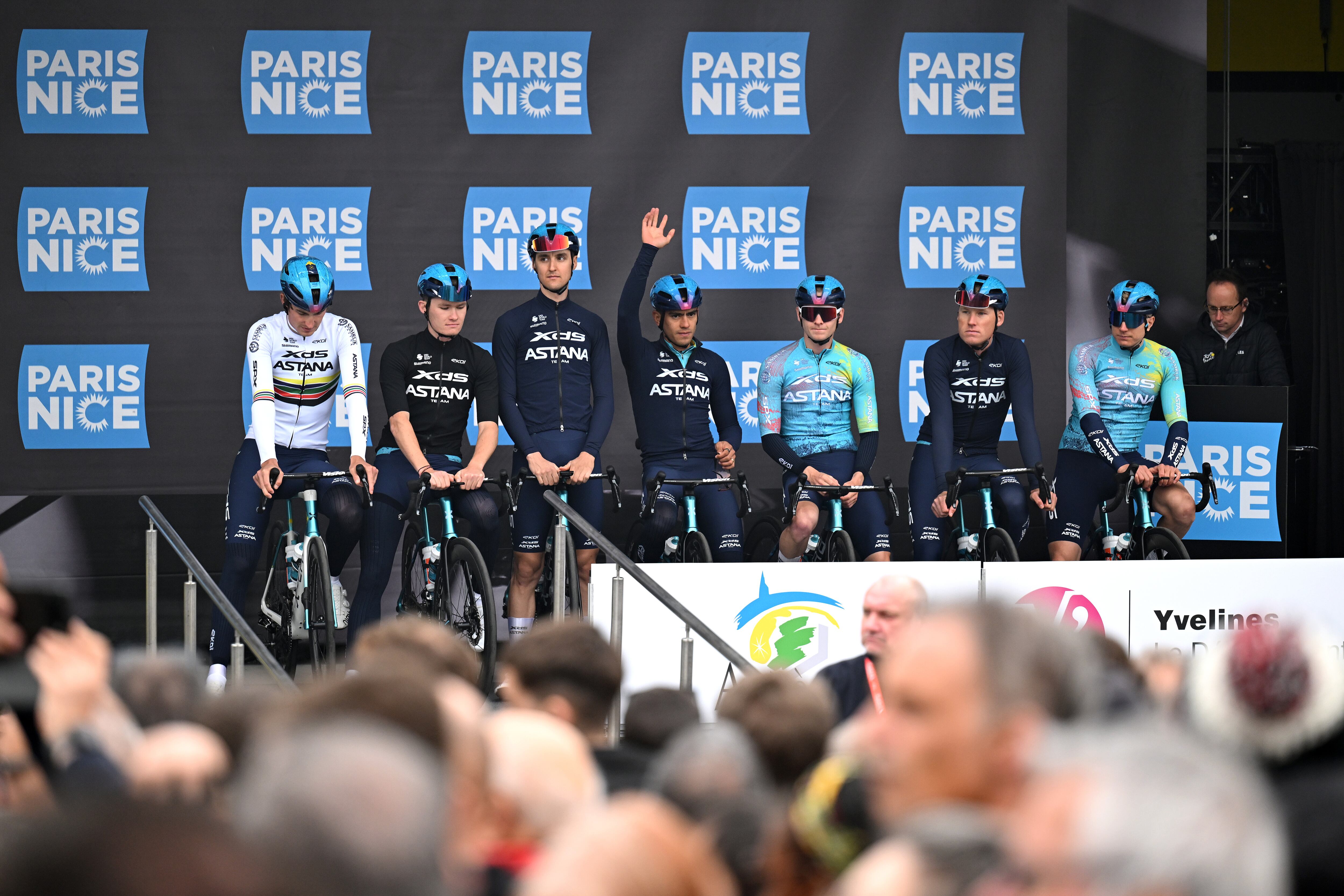 Harold Tejada junto a sus compañeros del Astana que corren la París-Niza. (Photo by Szymon Gruchalski/Getty Images)