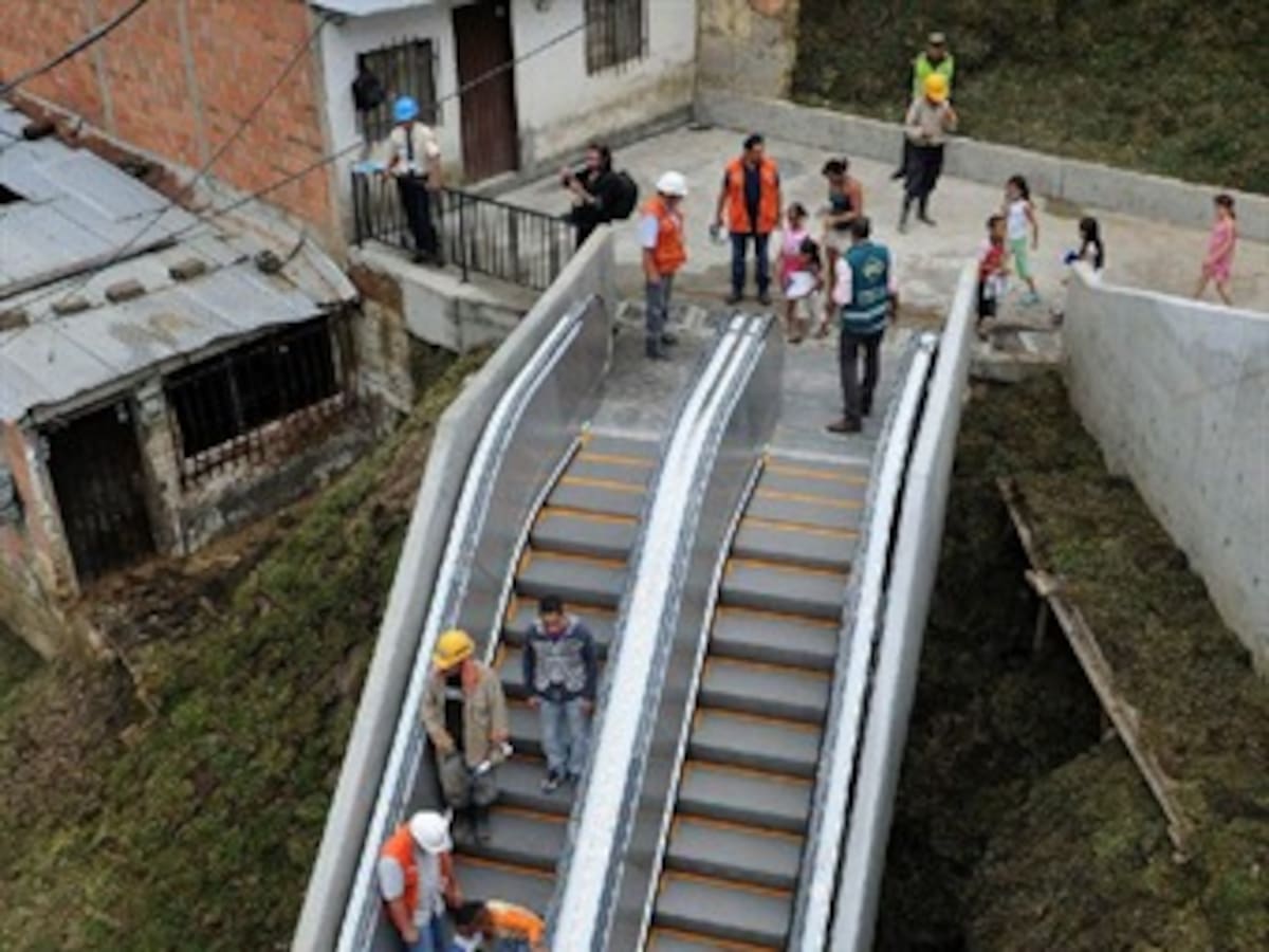 Las escaleras eléctricas en la Comuna 13 de Medellín cambian la vida de sus habitantes