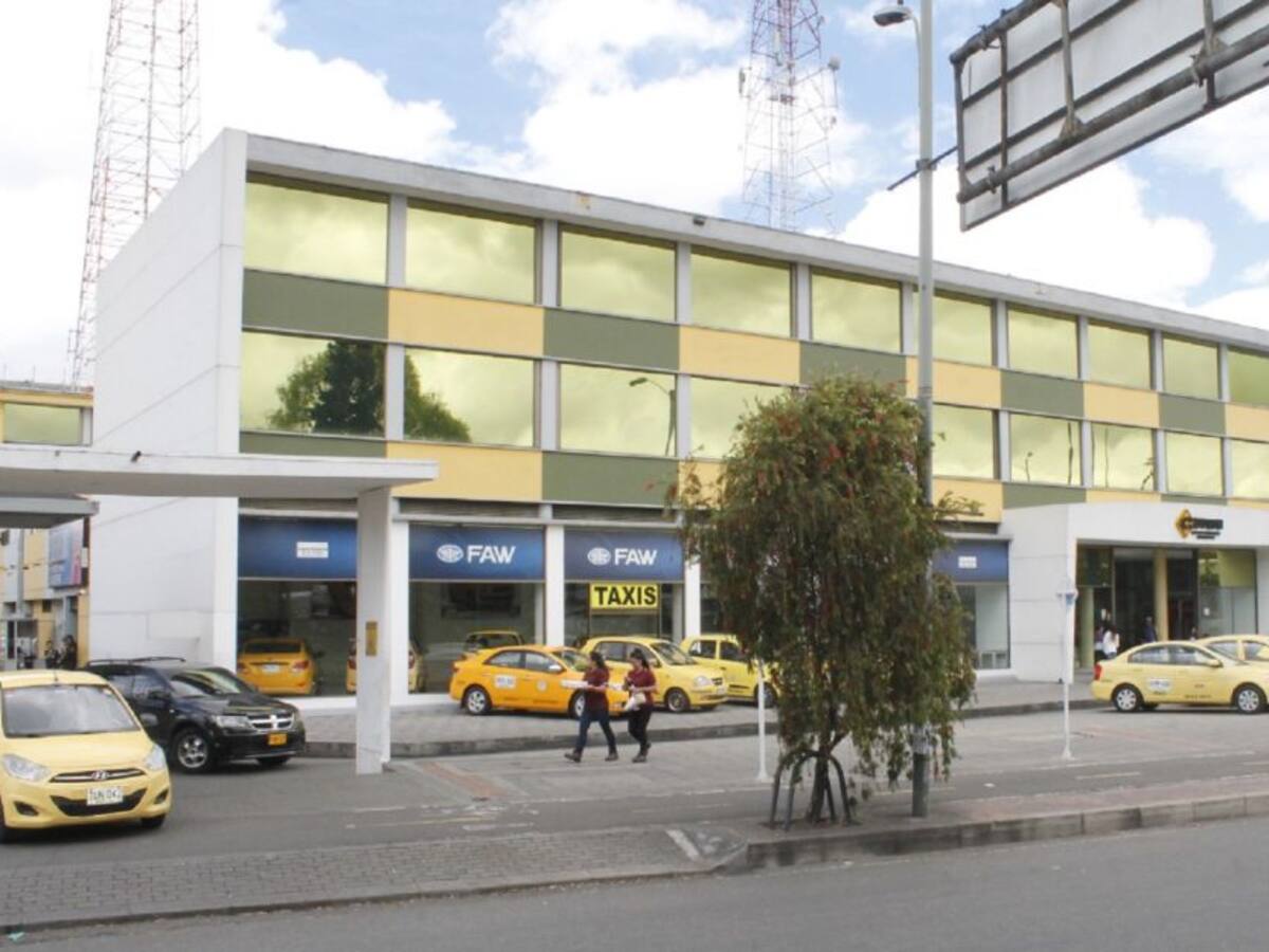 Abren punto de vacunación para taxistas en Bogotá