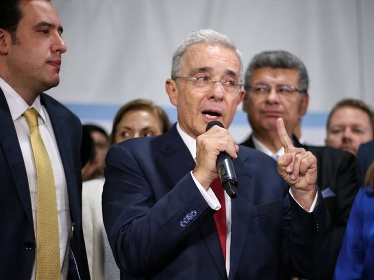 ¿Desaparece el fuero de Uribe tras su renuncia al Senado? Exmagistrados opinan