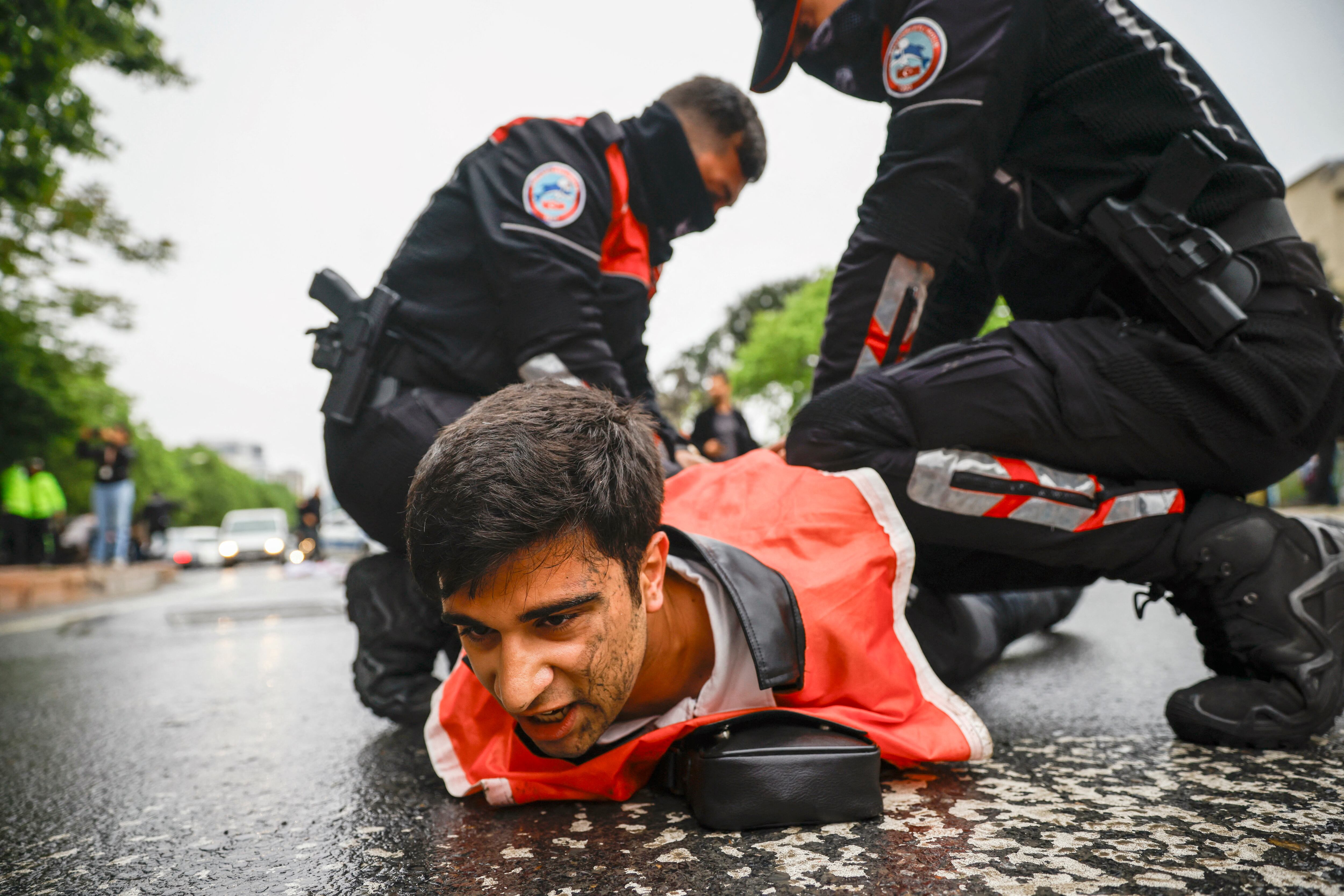 Policía turca detiene manifestantes que intentaban llegar a la plaza central de Taksim en Estambul.
(Foto: KEMAL ASLAN/AFP via Getty Images)