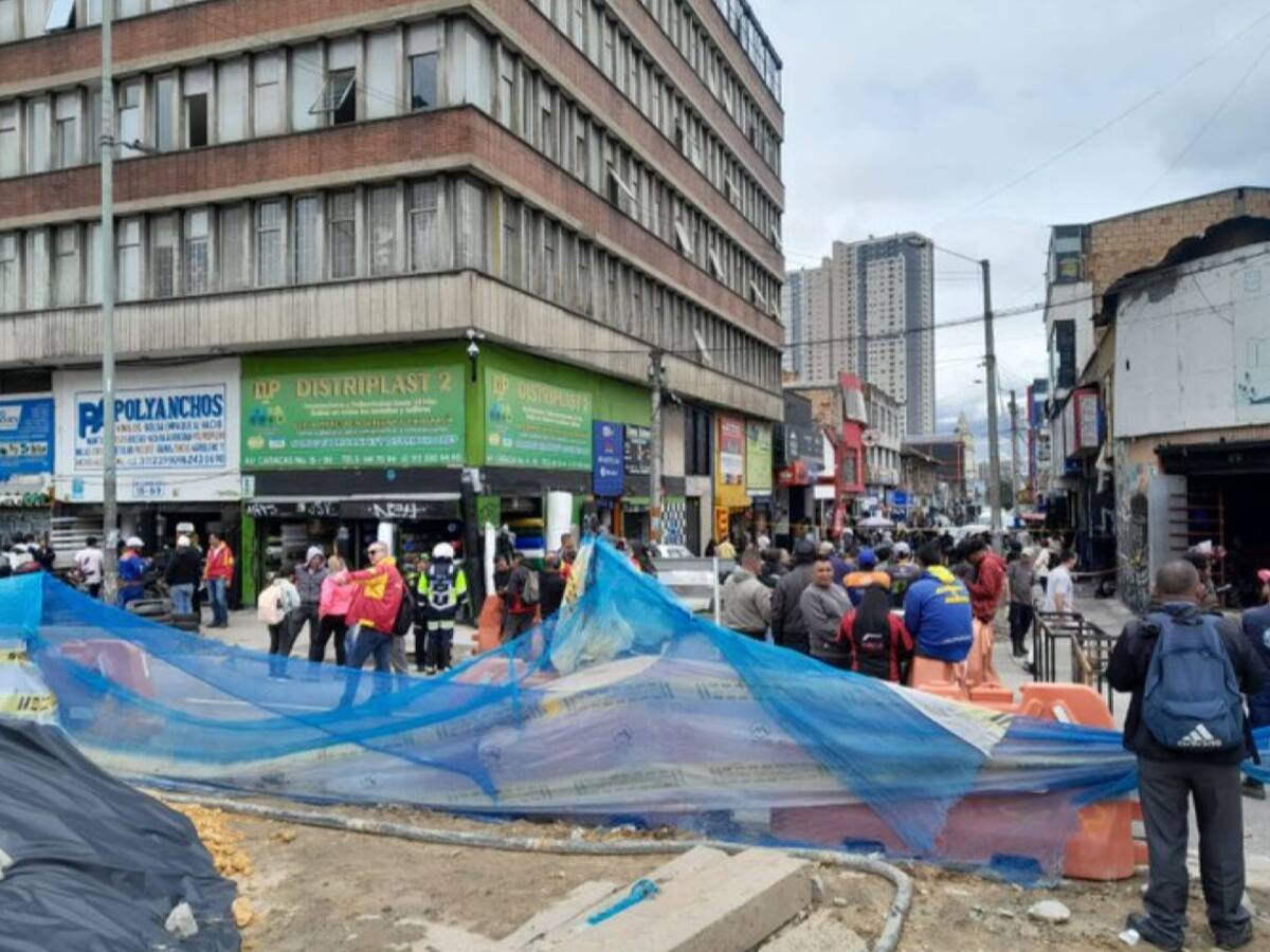 Bloqueos en la avenida Caracas tras incendio que afectó cinco locales comerciales en Bogotá