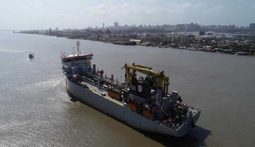 La draga en el canal de acceso al puerto de Barranquilla