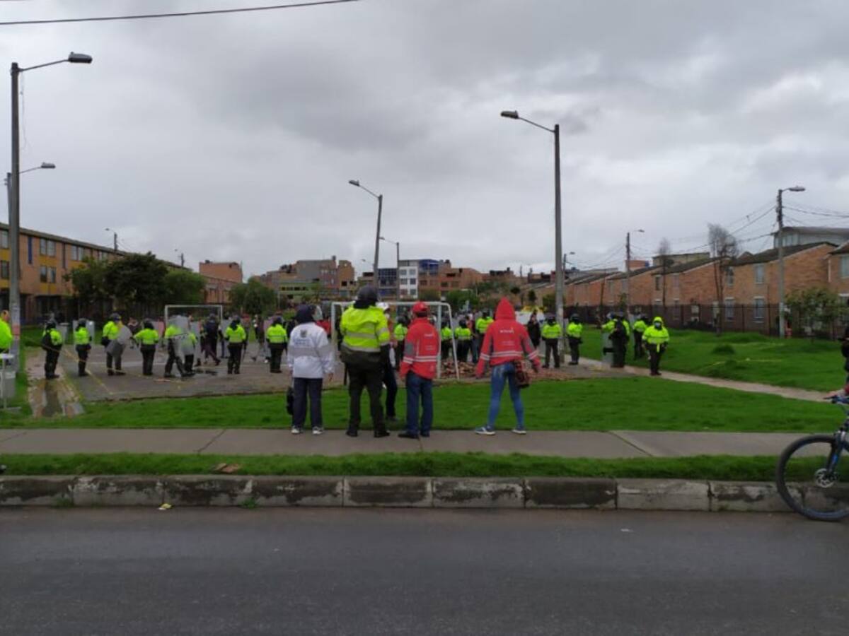 Policía de Bogotá desaloja a jóvenes de primera línea en Kennedy