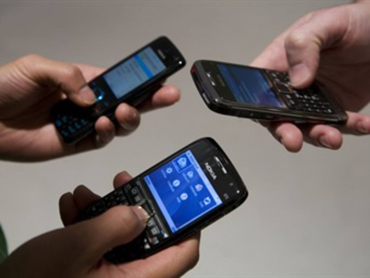 Decenas de personas hacen timbrar sus celulares contra cumbre UE-Latinoamérica