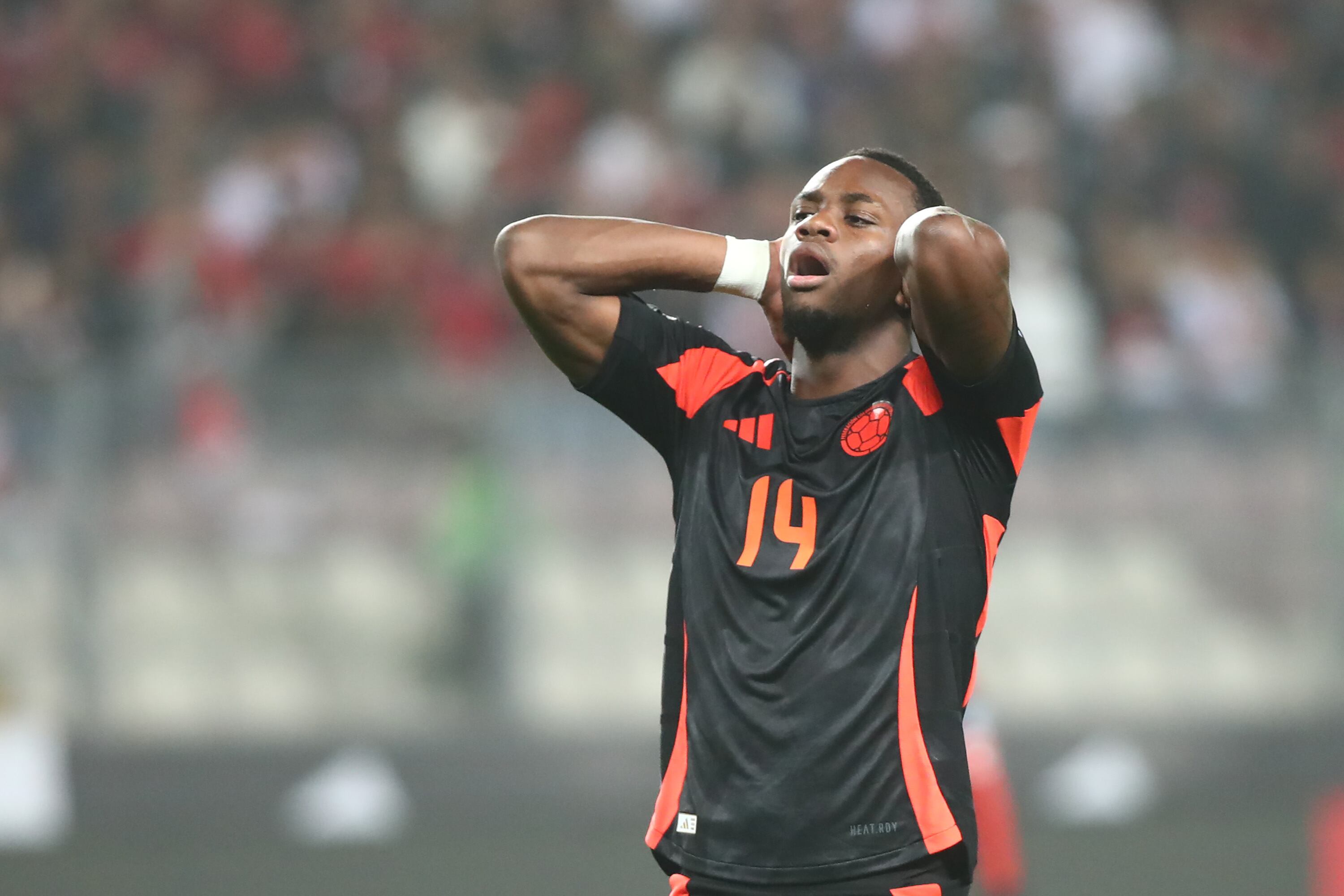 Jhon Jader Durán durante el duelo entre Colombia y Perú.  (Photo by Raul Sifuentes/Getty Images)