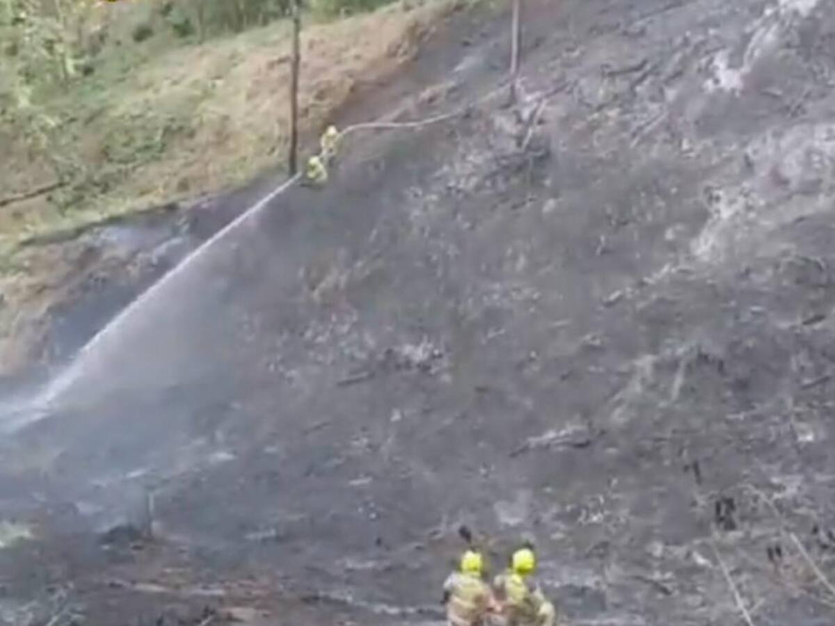 En la vereda La Violeta de Manizales, un incendio forestal por poco consume una vivienda