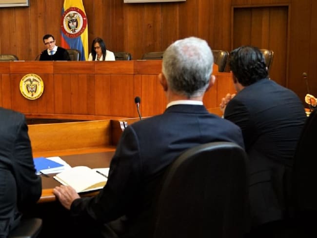 Uribe queda vinculado a delitos de fraude procesal y soborno