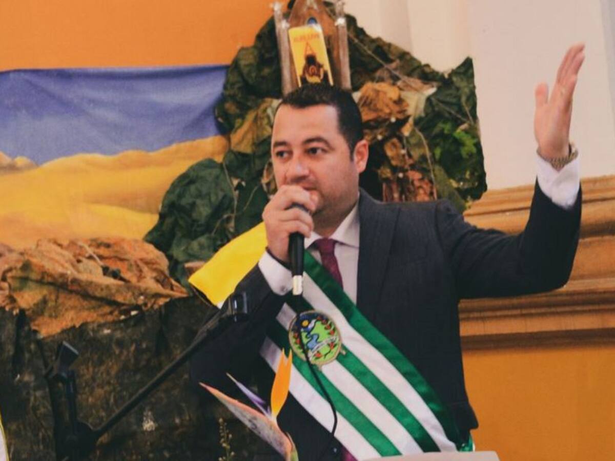 Alcalde de Génova rechaza trino de expresidente Uribe sobre presencia Farc