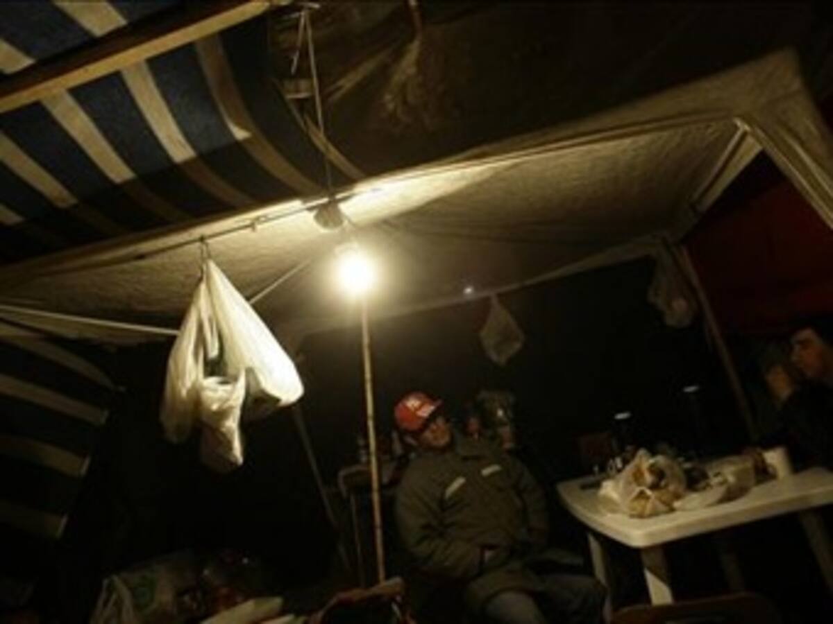 Llegan expertos de la NASA. La perforación para rescatar a los mineros está en marcha