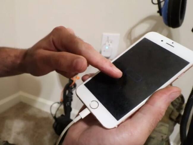 La razón por la que nunca debe cargar su iPhone con un cable ajeno