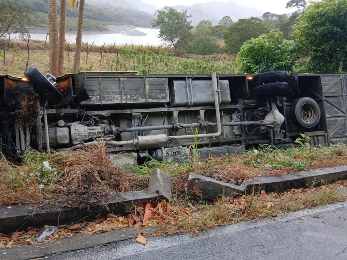 Varias personas heridas deja accidente de un bus de Sotraurabá en Olaya, Antioqua