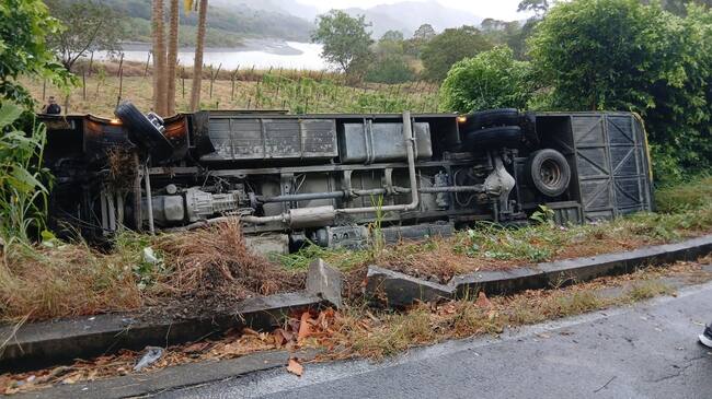 Un bus que cubría la ruta Sabanalarga - Medellín se volcó en Olaya, Antioquia. Foto: Cortesía.