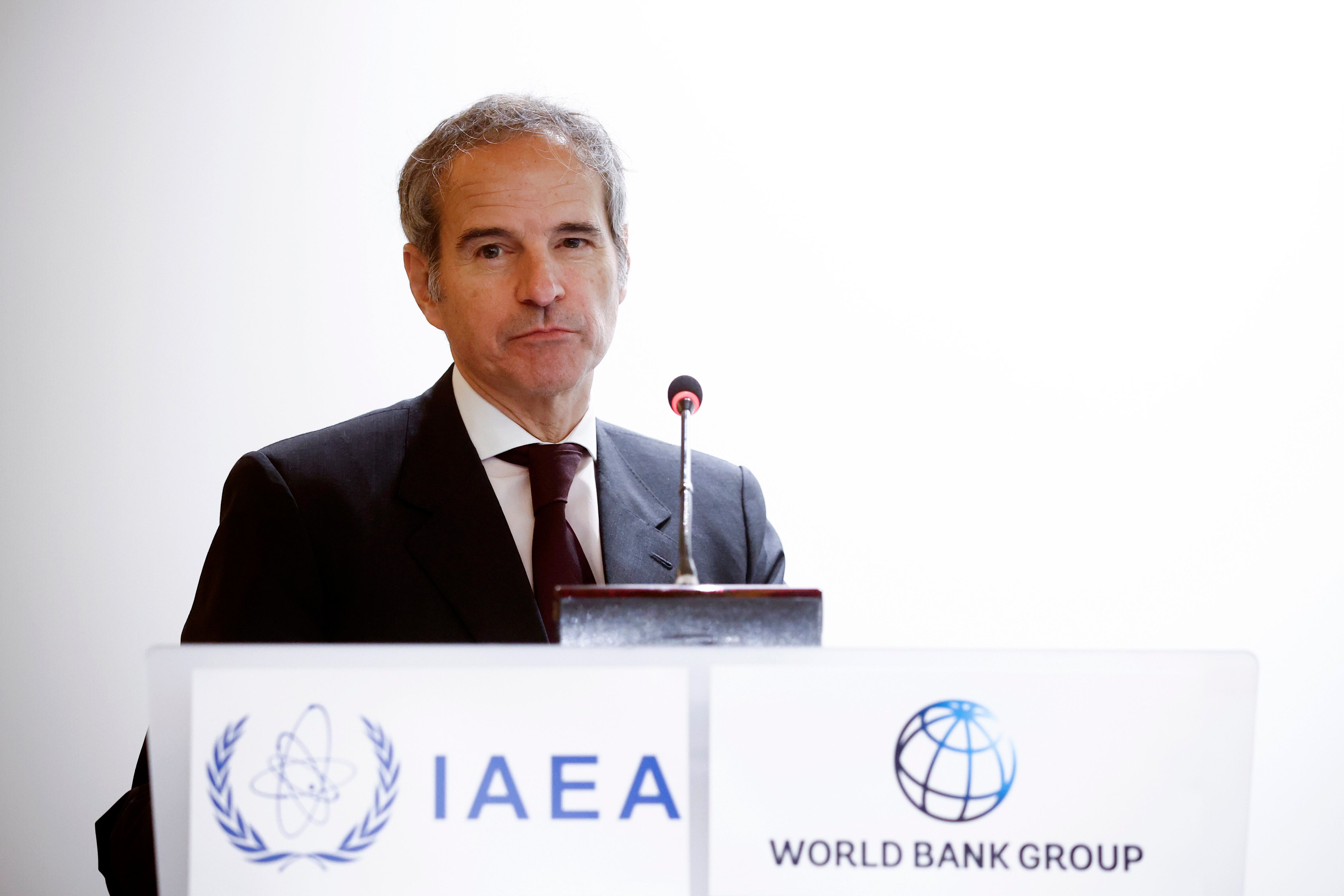 Paris (France), 26/06/2025.- Director General of the International Atomic Energy Agency (IAEA), Rafael Mariano Grossi, gives a speech as he signs a partnership with President of the World Bank Group (WBG), Ajay Banga (not pictured), on new nuclear energy for development effort at the WBG headquarters in Paris, France, 26 June 2025. (Francia) EFE/EPA/YOAN VALAT