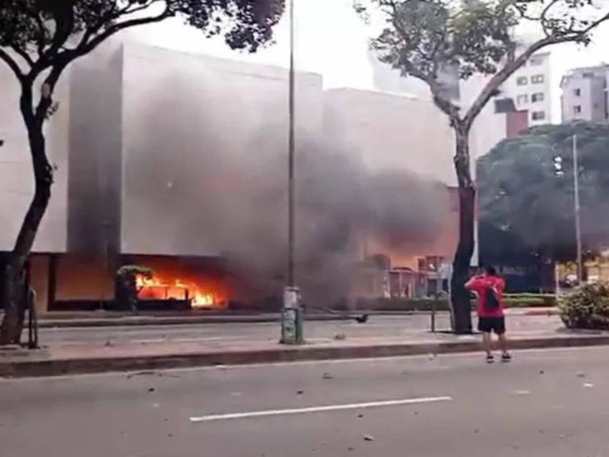 VIDEO: Prenden fuego a banco en Bucaramanga