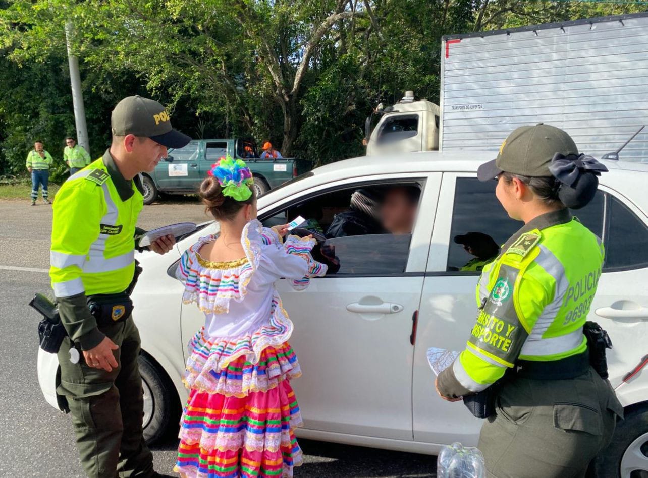 La Policía de Tránsito entrega recomendaciones a los viajeros en vías del Tolima