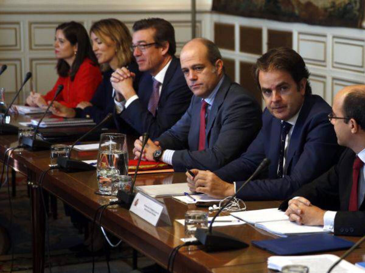 Gobierno Rajoy inicia primer día de trabajo tras cese de administración catalana