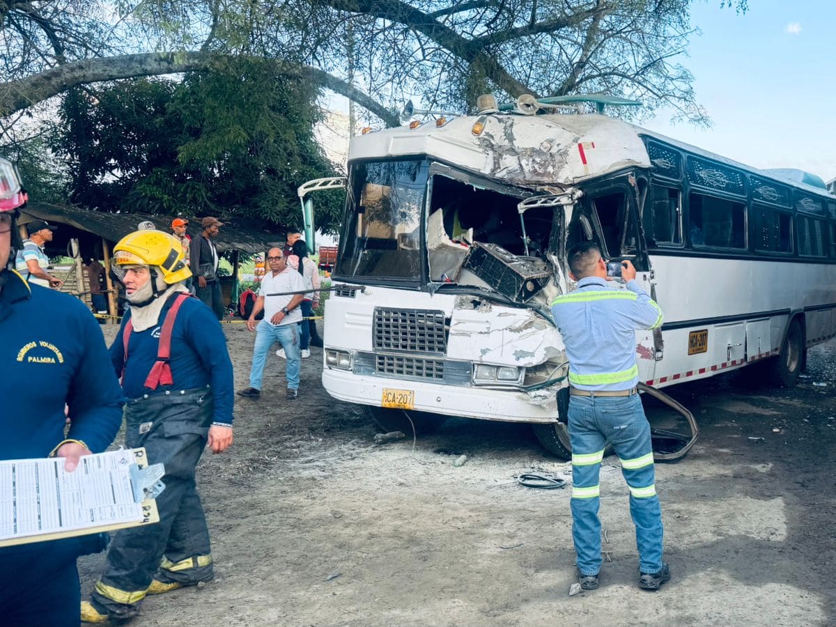 Un bus chocó contra un tren cañero en plena vía Panamericana en el Valle: tres heridos
