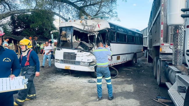Un bus chocó contra un tren cañero en plena vía Panamericana en el Valle: tres heridos