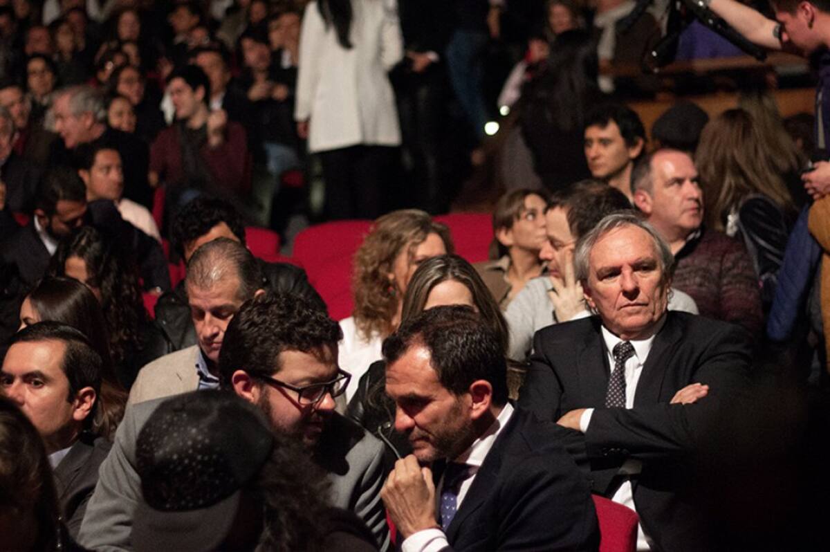 Carlos Briker, gerente de Caracol Cali; Andrés Muñoz, gerente Comercial de Caracol Radio; e Ignacio Reglero, presidente de Caracol, entre el público de la obra.