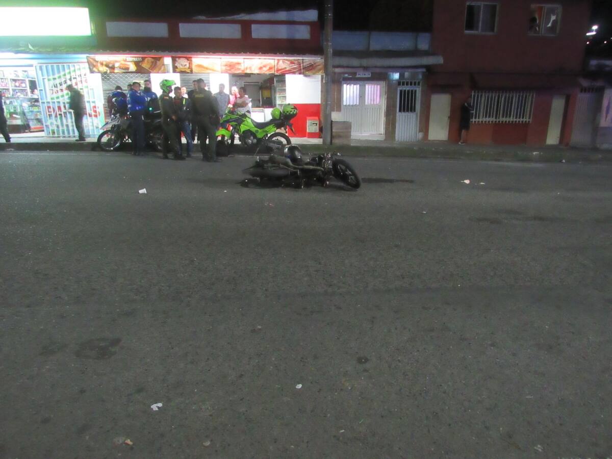 Motociclista al parecer ebrio y con la licencia suspendida atropelló a una madre y su hijo