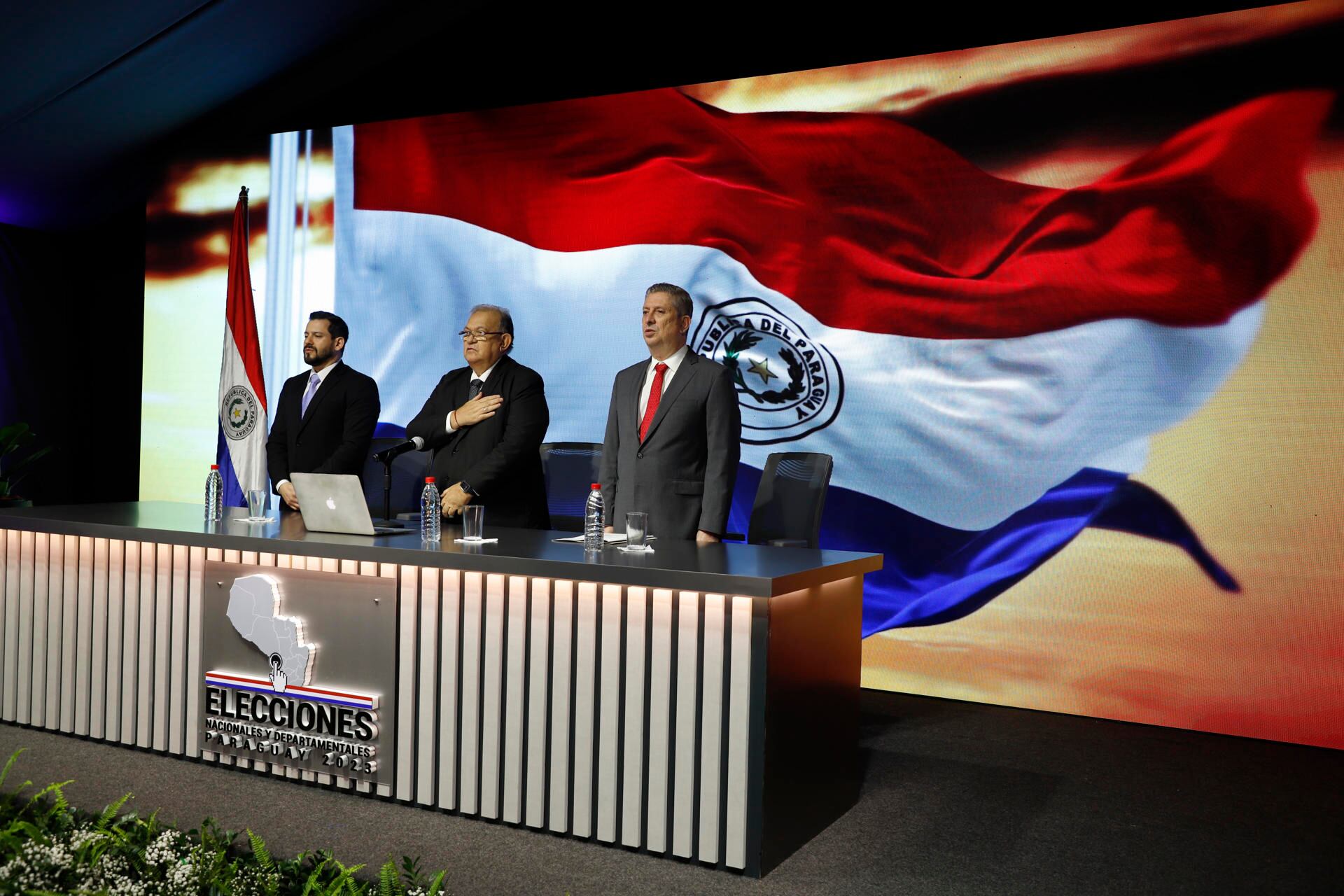 El Presidente del Tribunal Superior de Justicia Electoral, el Vicepresidente del tribunal  y el Ministro miembro del Tribunal durante una conferencia de prensa en la sede del Tribunal superior de justicia electoral en Asunción Paraguay hoy 30/04/2023 . EFE/Fernando Franceschelli