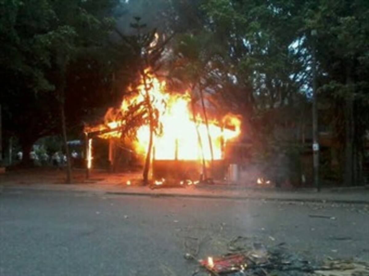 Dos CAI de la Policía y un vehículo quemados en disturbios en Tolima