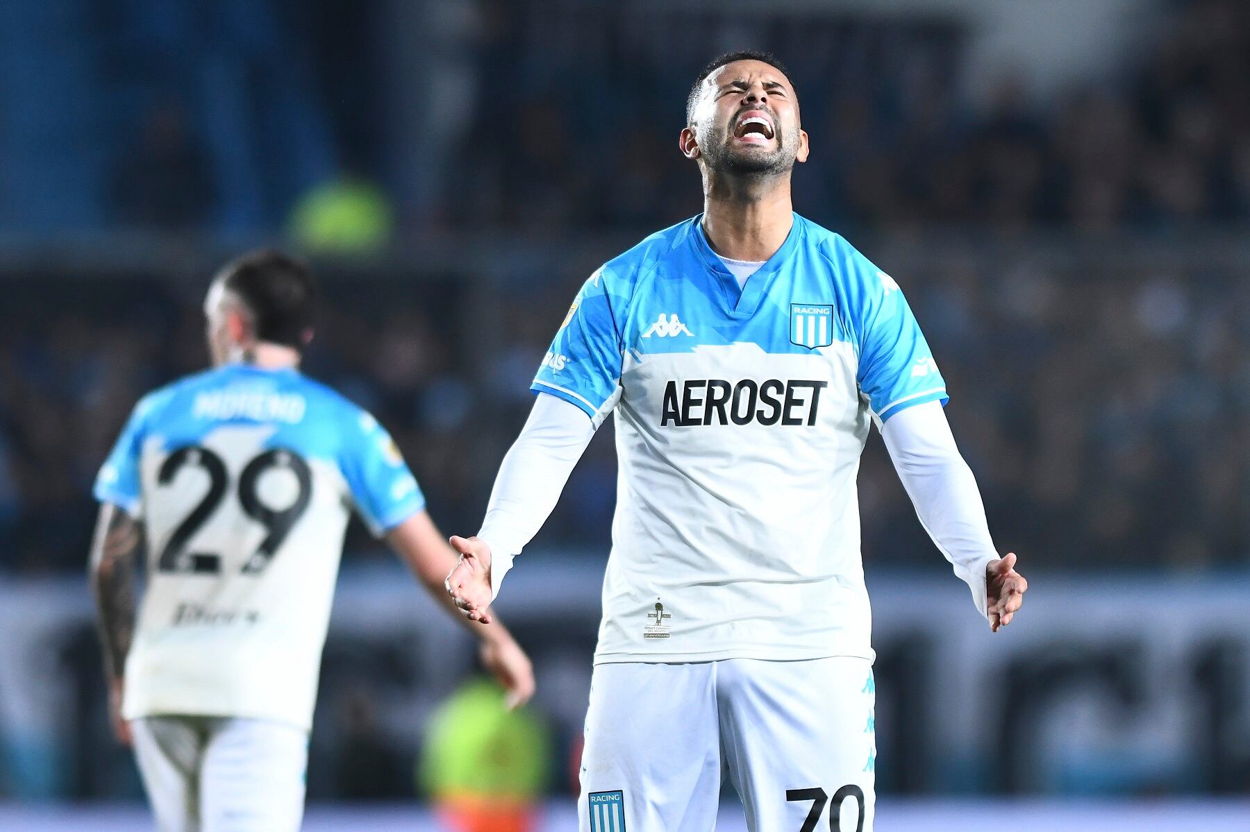 Edwin Cardona durante un partido de Racing contra Arsenal (Foto de Rodrigo Valle/Getty Images)