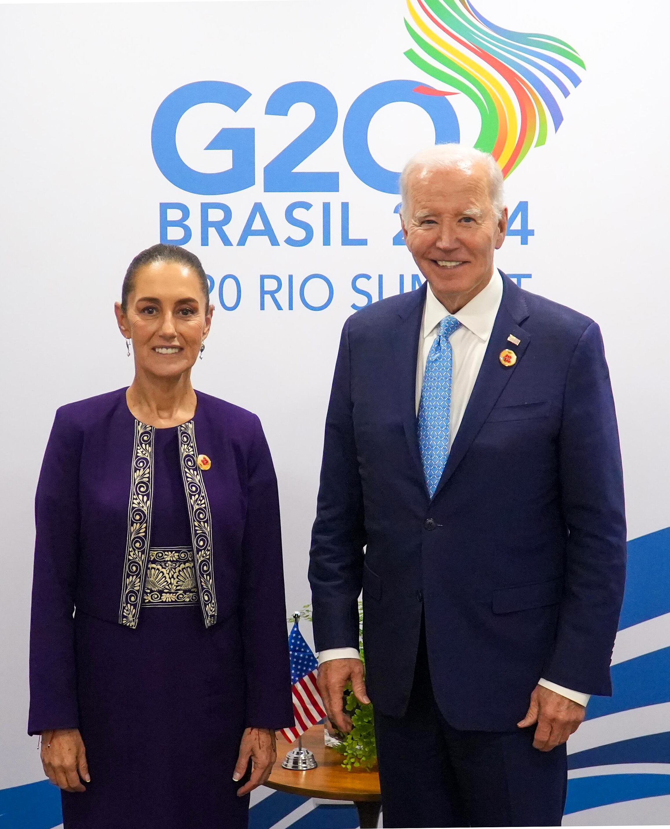 MEX5374. RÍO DE JANEIRO (BRASIL), 18/11/2024.- Fotografía cedida por la Presidencia de México de la mandataria mexicana, Claudia Sheinbaum, junto al presidente de Estados Unidos, Joe Bide, este lunes durante la cumbre del G20, en Río de Janeiro (Brasil).
