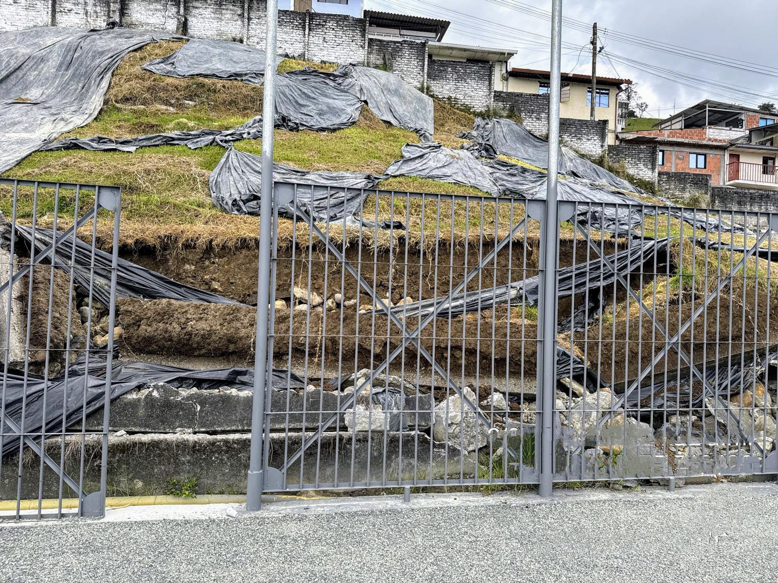 Trabajos en la cancha La Arenosa, parte sur del estadio en Neira, Caldas. Foto suministrada.