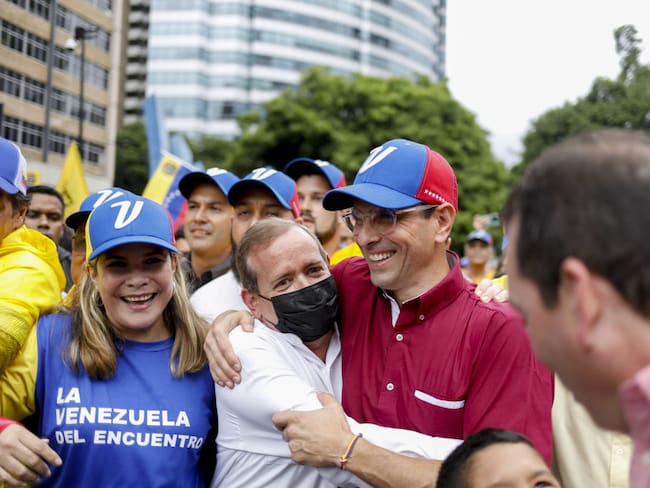 The opposition leader to the government of President Maduro, Henrique Capriles, walks with his supporters during the registration of his candidacy for the primary elections. Photo by Pedro Rances Mattey/Anadolu Agency via Getty Images.