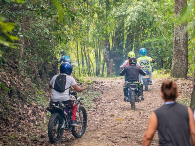 Motociclistas usan senderos de cerros orientales como pistas