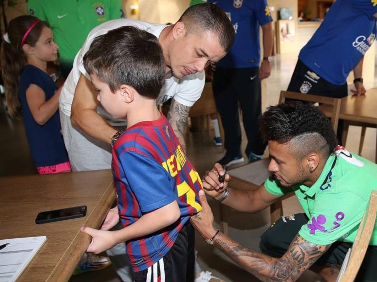 Neymar firma camiseta del Barcelona al hijo de Andrés D'Alessandro