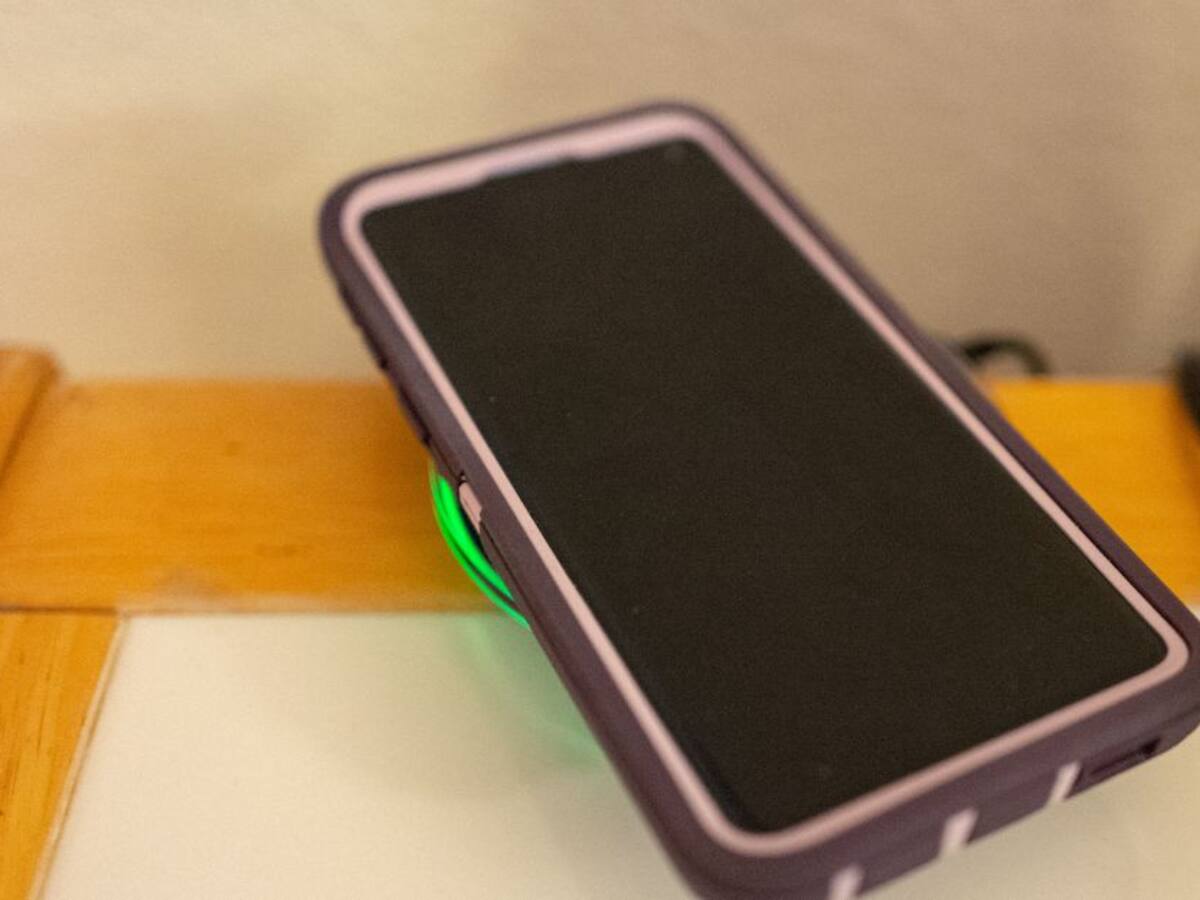 Conozca los peligros que traen los cargadores inalámbricos