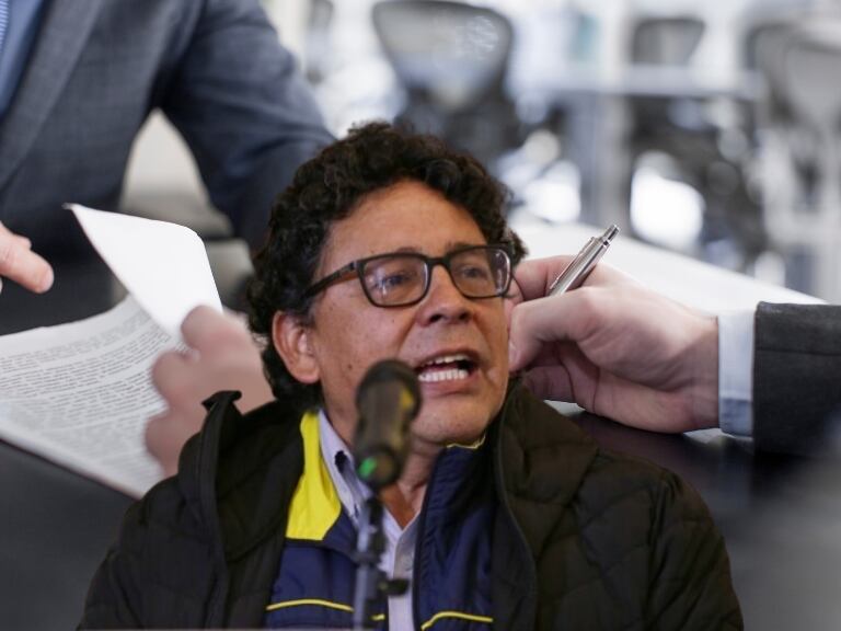 Imagen de referencia | Firma de contratos: Getty Images / Javier Pava, director de UNGRD: Colprensa.
