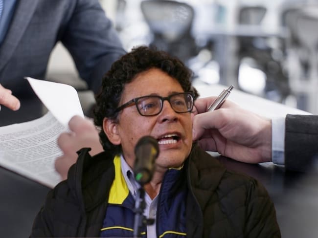 Imagen de referencia | Firma de contratos: Getty Images / Javier Pava, director de UNGRD: Colprensa.