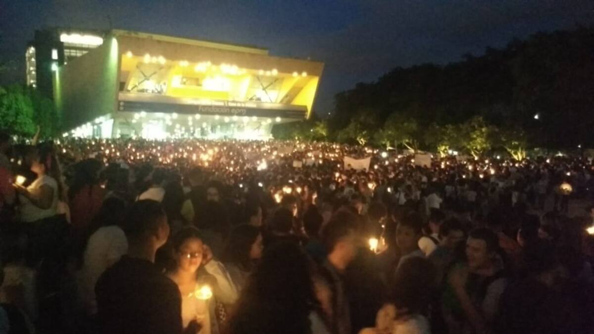 Masiva participación en la Velatón en Medellín. En la capital de Antioquia, la protesta simbólica se lleva a cabo en el parque de los Deseos. 