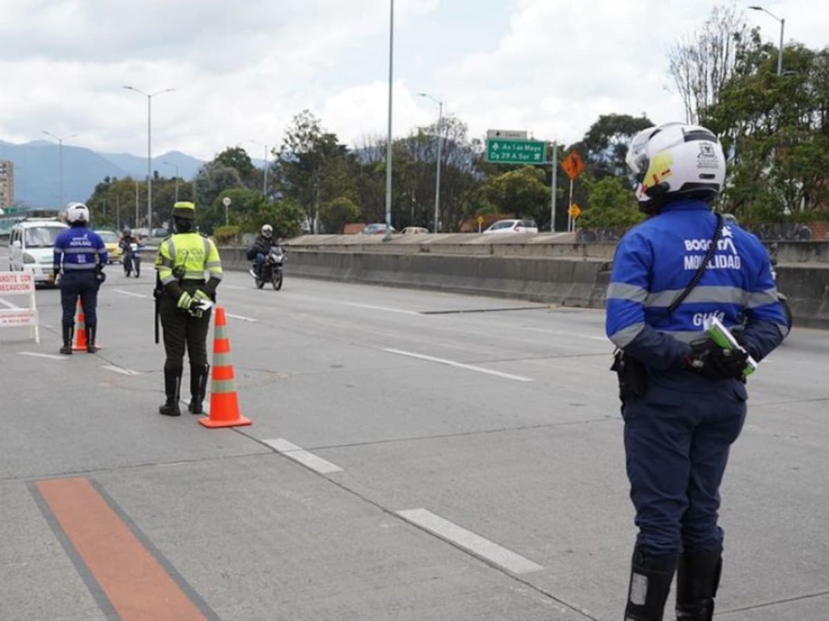 Secretaría de Movilidad rechaza quema de motocicleta en Bogotá