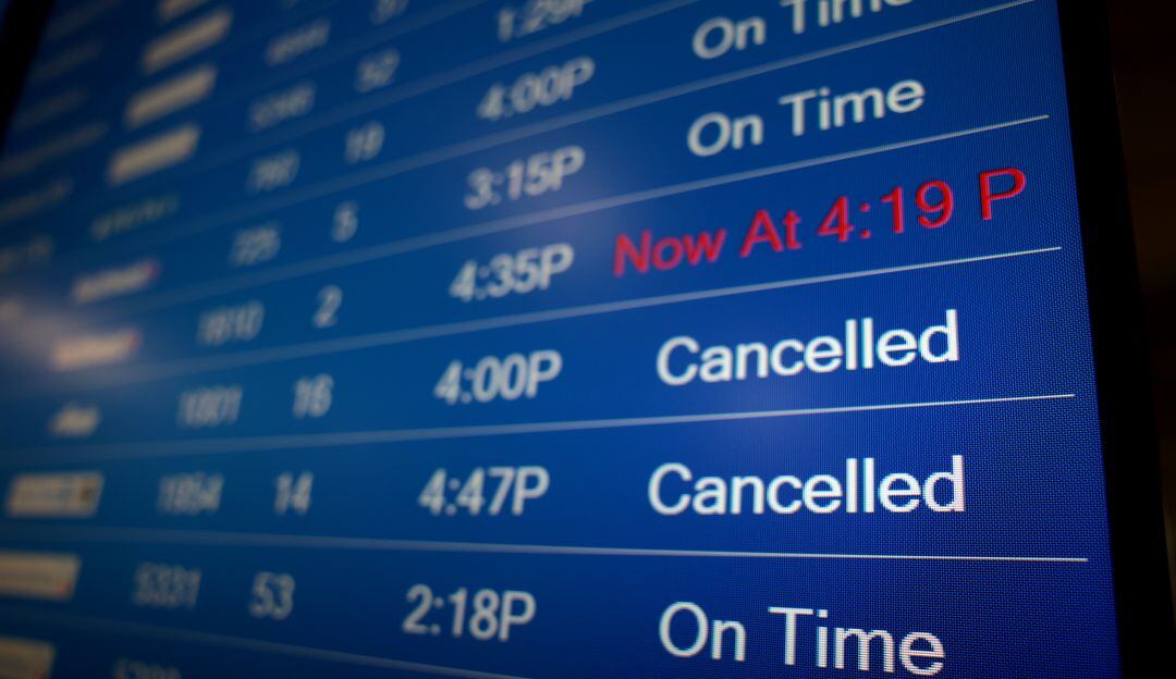 Pantallas con cancelaciones en aeropuertos de Estados Unidos