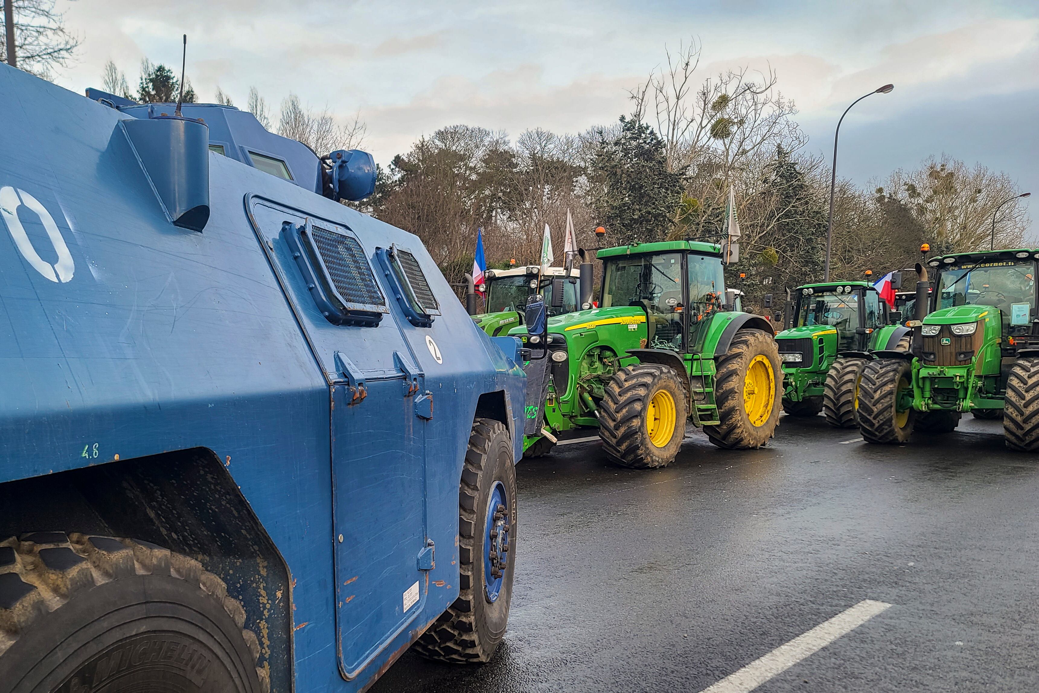 CHILLY-MAZARIN, FRANCIA, 01/02/2024.-Vista de la protesta de los agricultores franceses en la autopista A6, a la altura de Chilly-Mazarin, muy cerca del aeropuerto de Orly. Los agricultores llevan ya diez días participando en las manifestaciones y bloqueos en protesta por sus condiciones de vida. Llos responsables de dos de los principales sindicatos agrícolas han llamado a levantar los bloqueos, los primeros de los cuales, en el sur del país, cumplen ya dos semanas. En sus palabras persiste la desconfianza, porque como repiten "son palabras de políticos", pero también hay esperanza en que el movimiento haya conseguido avances que llevan años reclamando. Mientras los principales líderes sindicales hacen un llamamiento a levantar los bloqueos de autopistas, los agricultores sobre el terreno prefieren hablar de "tregua".EFE/ Edgar Sapiña Manchado
