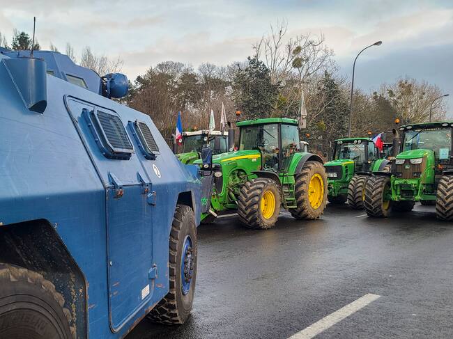 CHILLY-MAZARIN, FRANCIA, 01/02/2024.-Vista de la protesta de los agricultores franceses en la autopista A6, a la altura de Chilly-Mazarin, muy cerca del aeropuerto de Orly. Los agricultores llevan ya diez días participando en las manifestaciones y bloqueos en protesta por sus condiciones de vida. Llos responsables de dos de los principales sindicatos agrícolas han llamado a levantar los bloqueos, los primeros de los cuales, en el sur del país, cumplen ya dos semanas. En sus palabras persiste la desconfianza, porque como repiten "son palabras de políticos", pero también hay esperanza en que el movimiento haya conseguido avances que llevan años reclamando. Mientras los principales líderes sindicales hacen un llamamiento a levantar los bloqueos de autopistas, los agricultores sobre el terreno prefieren hablar de "tregua".EFE/ Edgar Sapiña Manchado