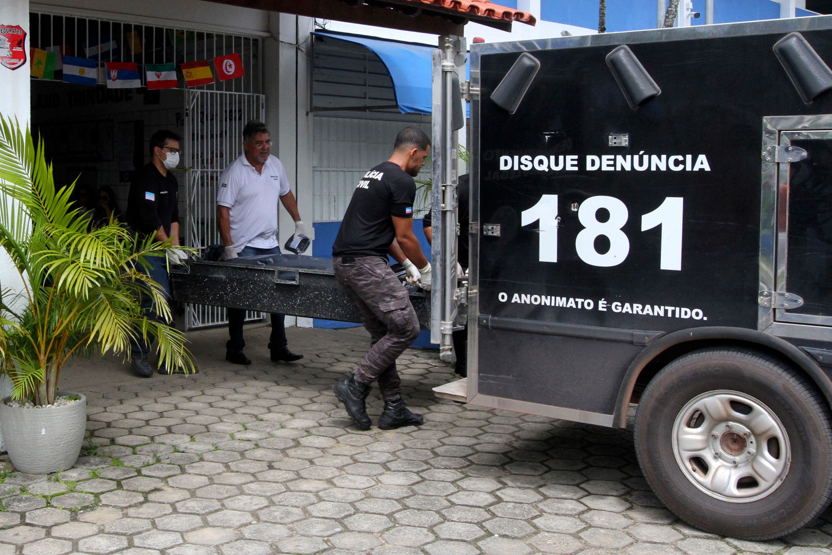 Traslado de una de las víctimas del tiroteo registrado en una escuela de Aracruz, estado de Espirito Santo 
 
(Foto por KADIJA FERNANDES/AFP via Getty Images)