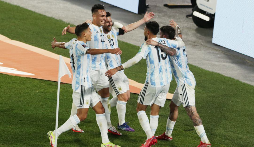 Los jugadores de Argentina festejan una de las tres anotaciones de la noche.