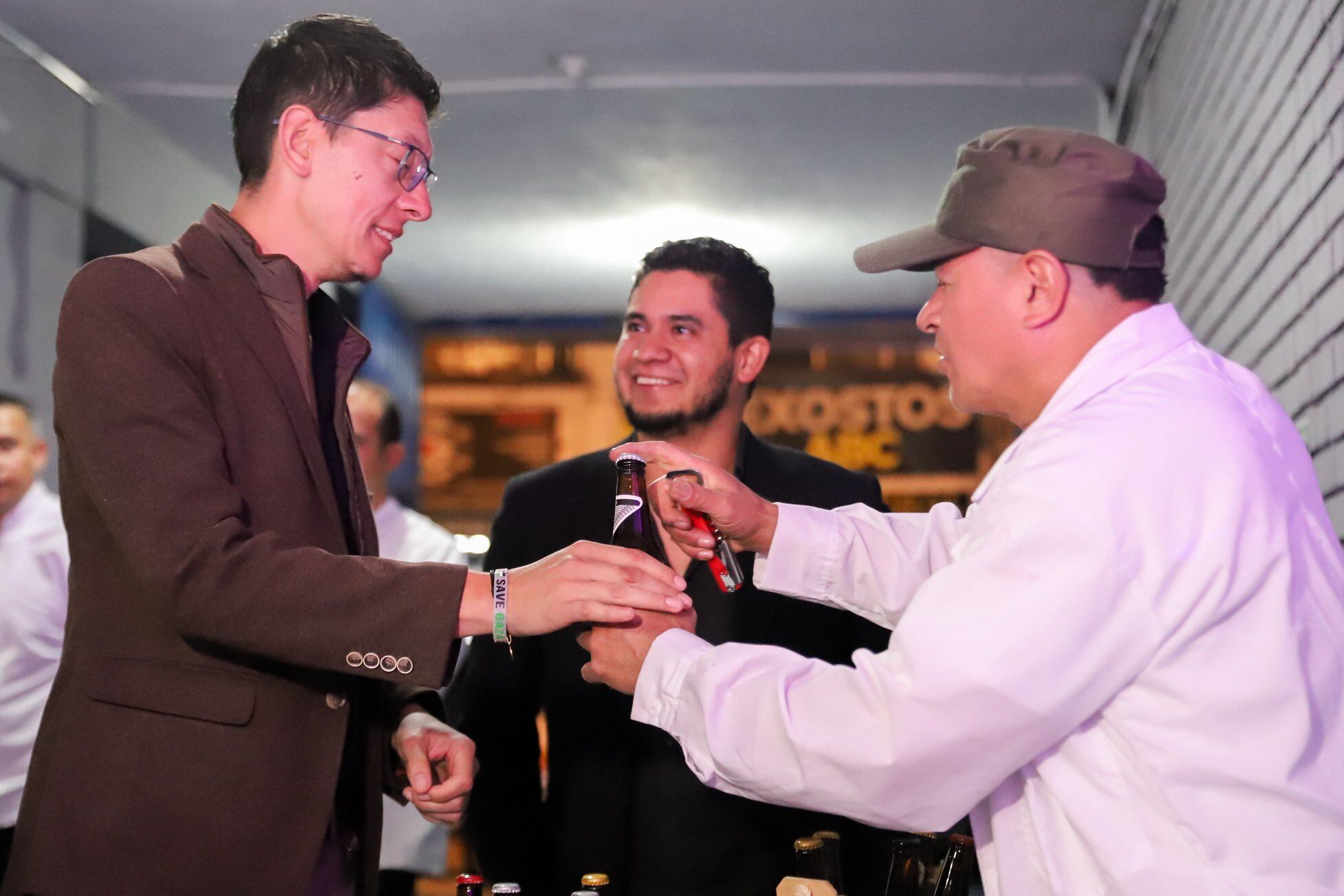 La SAE entregó una bodega incautada a la mafia en el barrio 7 de agosto en Bogotá, a los firmantes de Paz para que funcione la planta de la cervecería artesanal La roja. FOTO Cortesía SAE