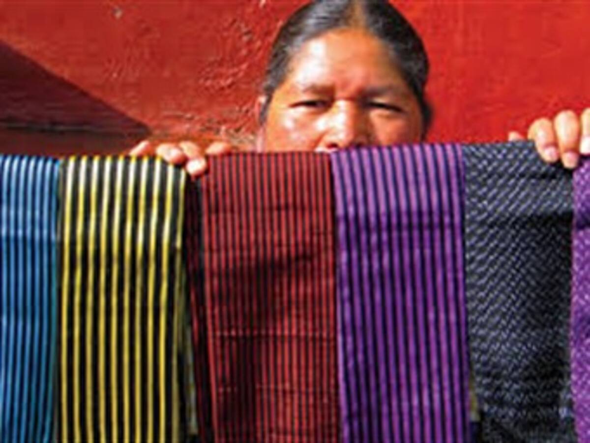 Artesanos y antropólogos mexicanos, al rescate de los rebozos tradicionales